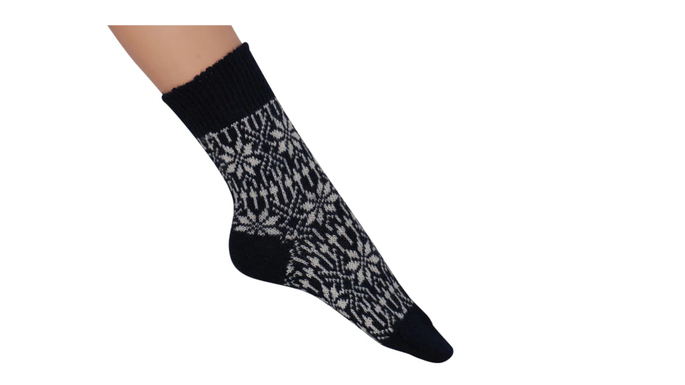 Socken ohne separate Zehen, wadenhoher Schaft, elastischer Bund, gemustertes Schaftteil, getragen am Fuß, Seitenansicht außen