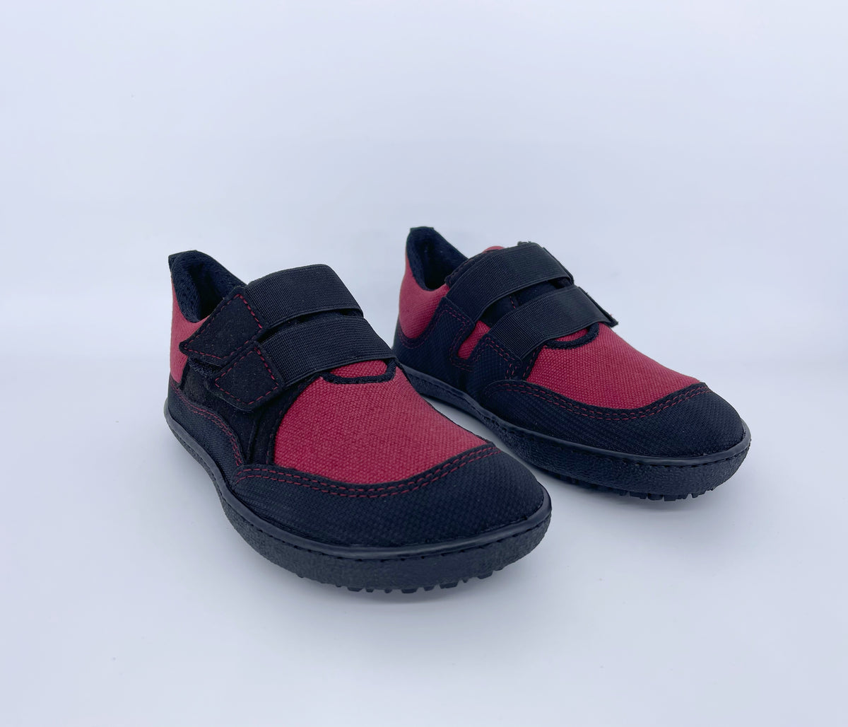 Kinder Barfußschuh, geschlossene Zehen und geschlossener Fersenbereich, Klettverschluss, als Paar, schräge Vorderansicht
