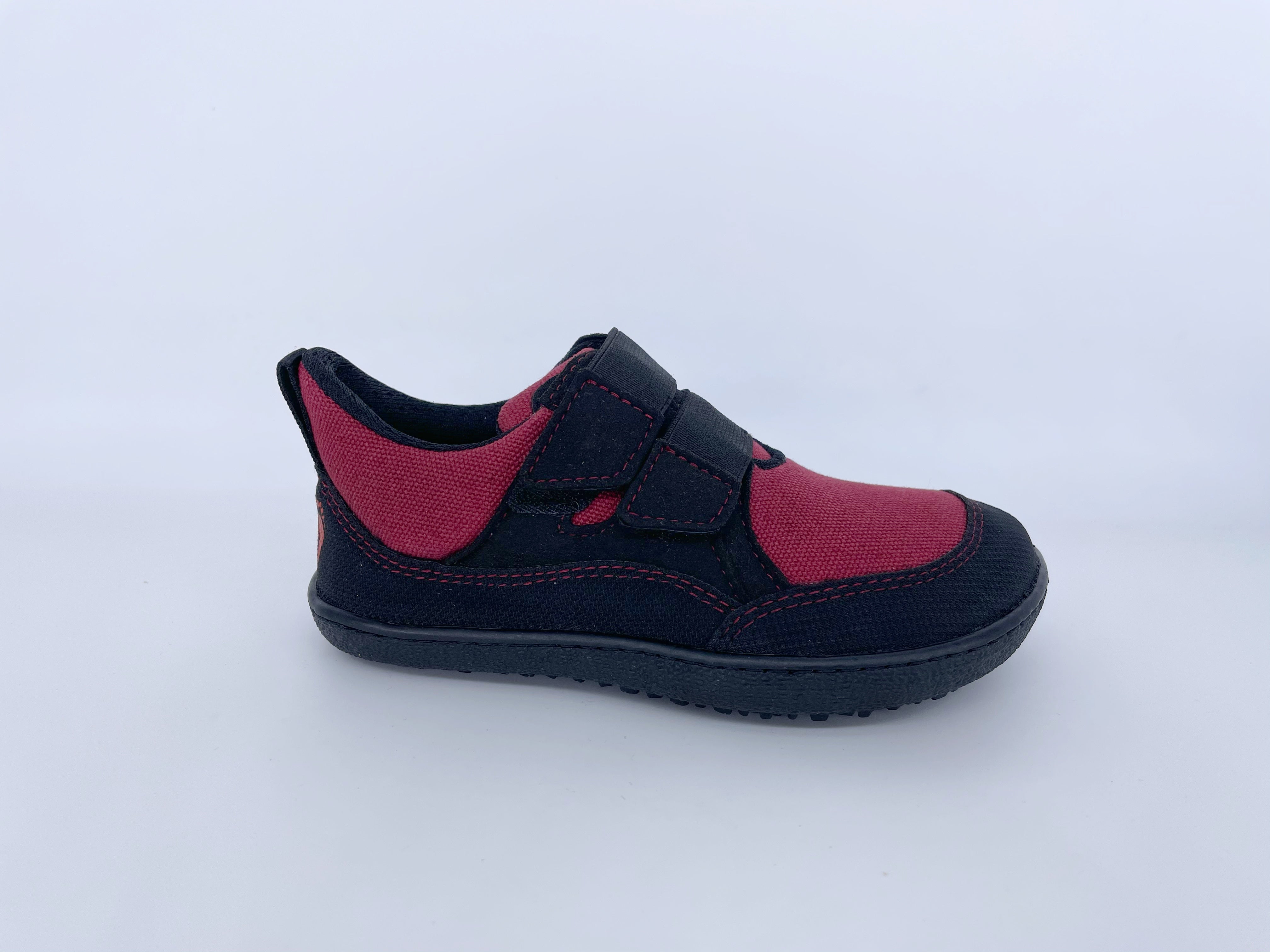 Kinder Barfußschuh, geschlossene Zehen und geschlossener Fersenbereich, Klettverschluss, einzelner Schuh, Seitenansicht