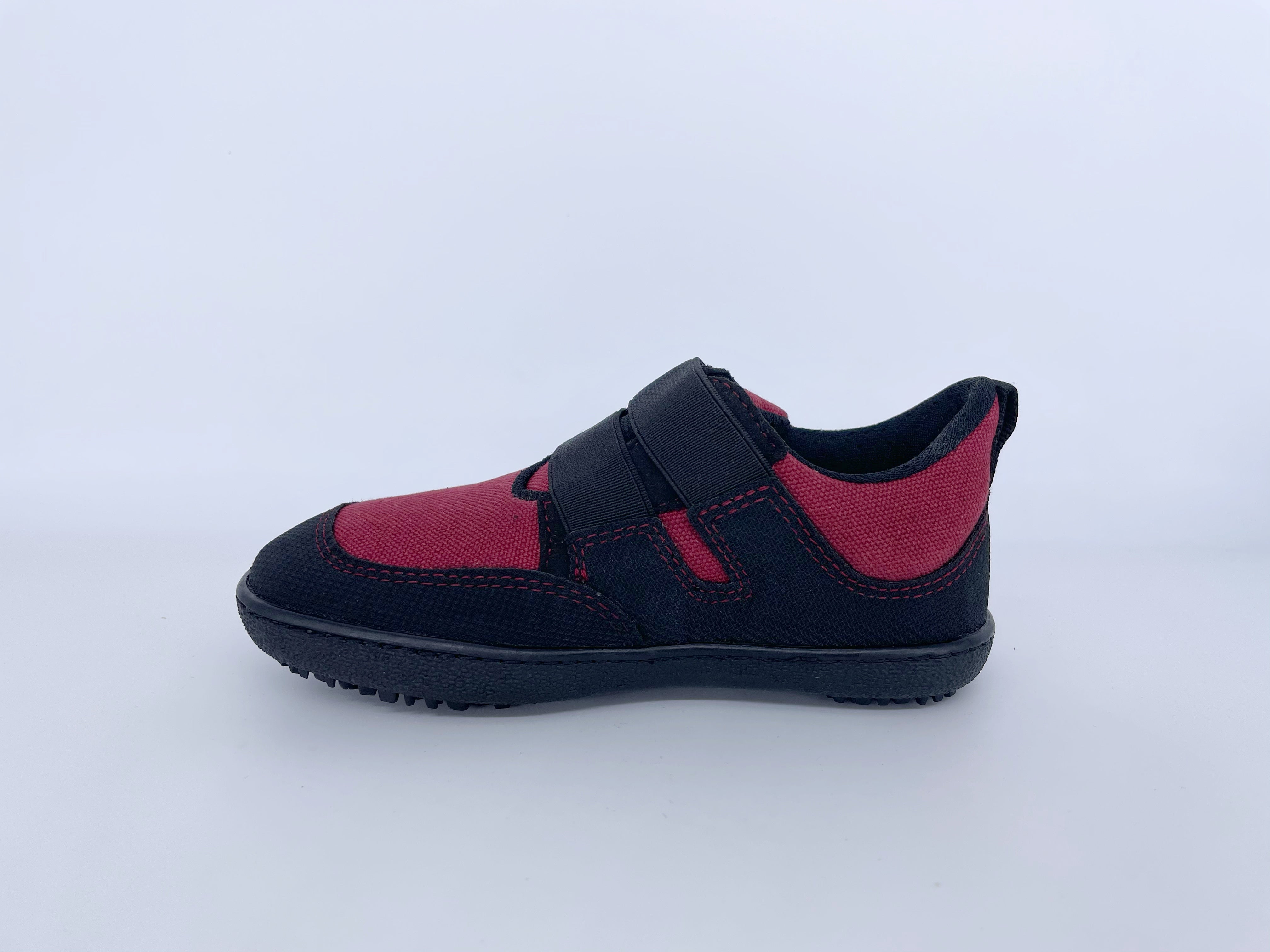 Kinder Barfußschuh, geschlossene Zehen und geschlossener Fersenbereich, Klettverschluss, einzelner Schuh, Seitenansicht innen