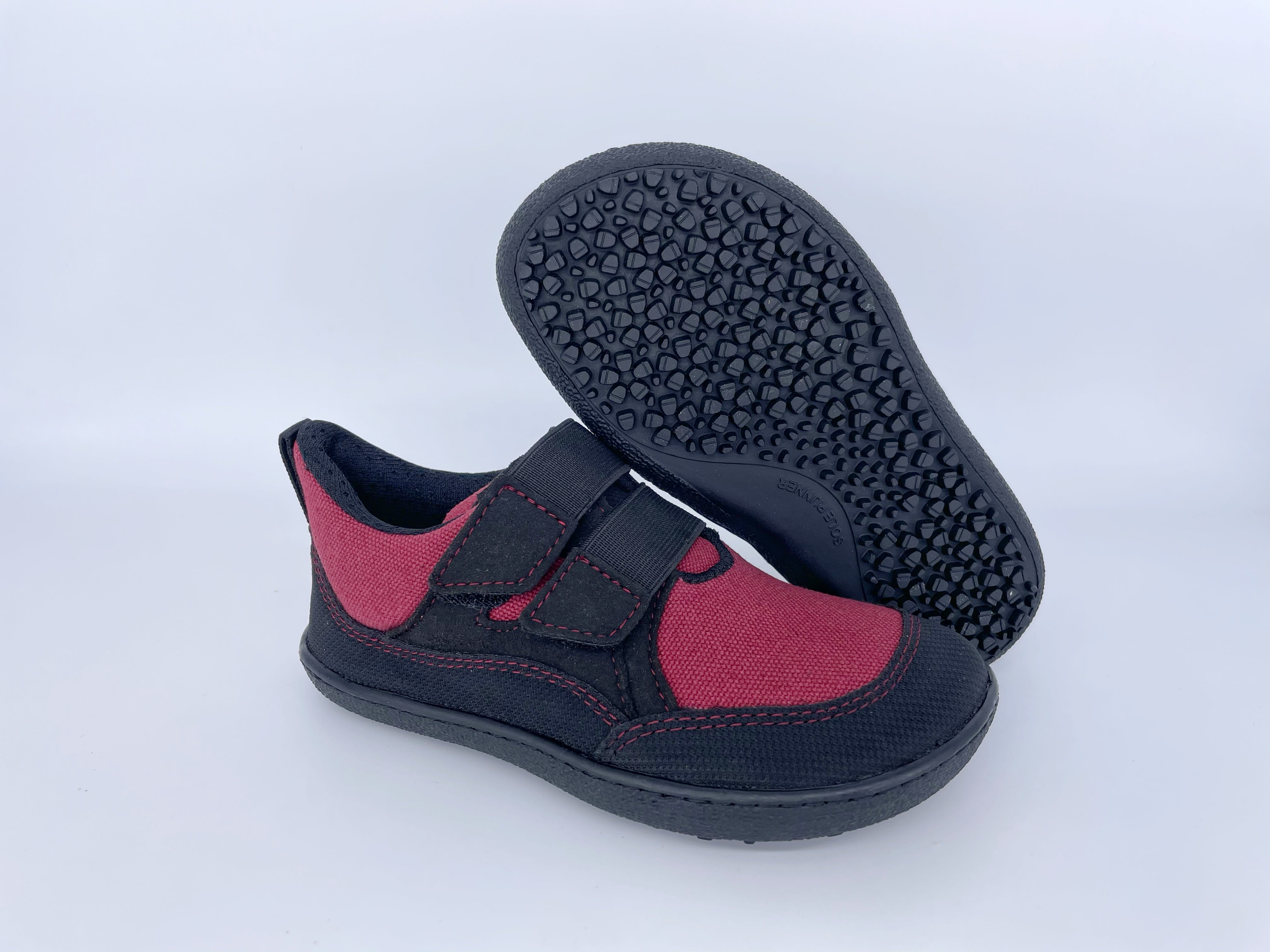Kinder Barfußschuh, geschlossene Zehen und geschlossener Fersenbereich, Klettverschluss, als Paar, schräge Vorderansicht