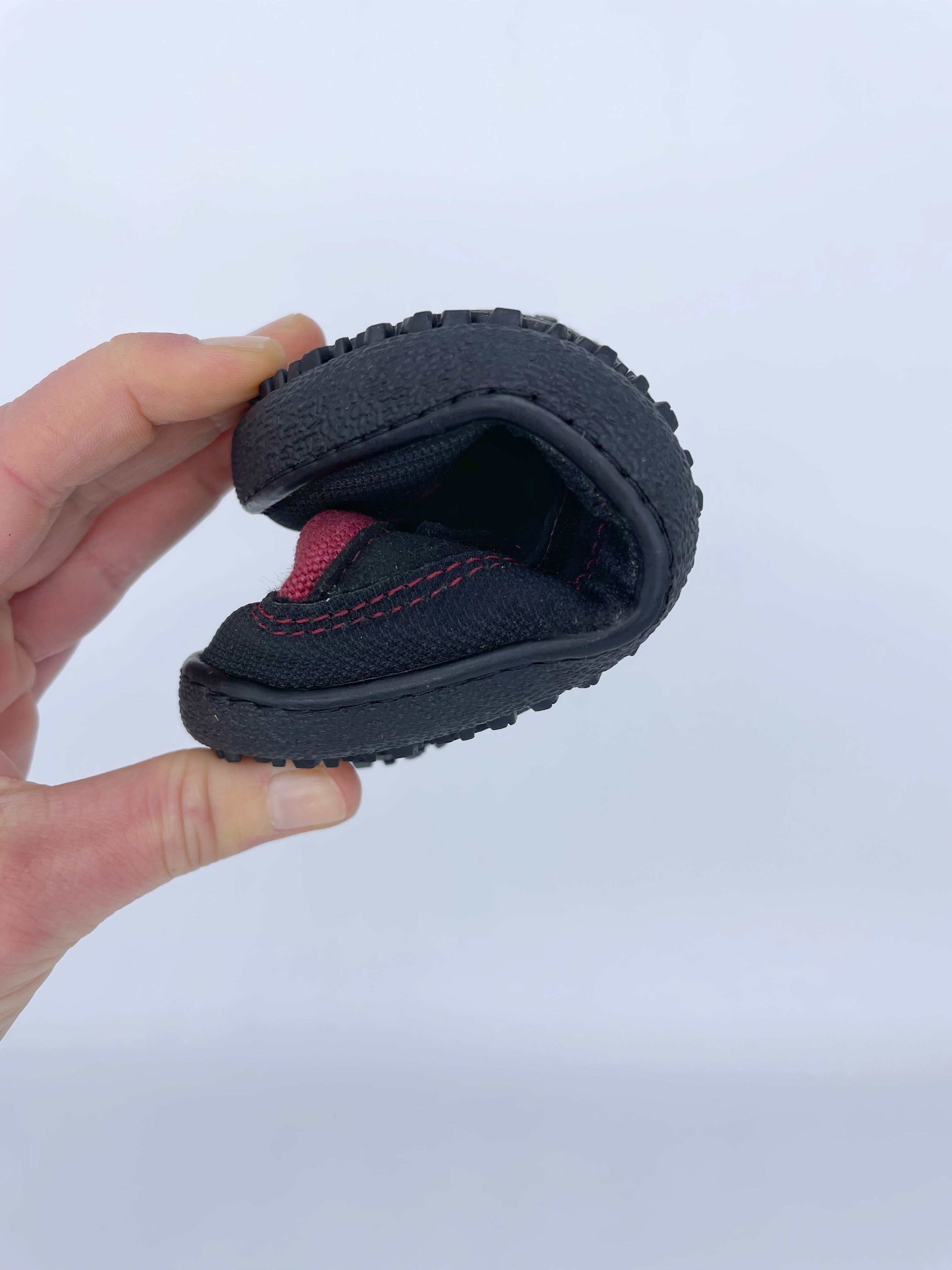 Kinder Barfußschuh, flexible Sohle, zusammengerollt, einzelner Schuh, Detailansicht