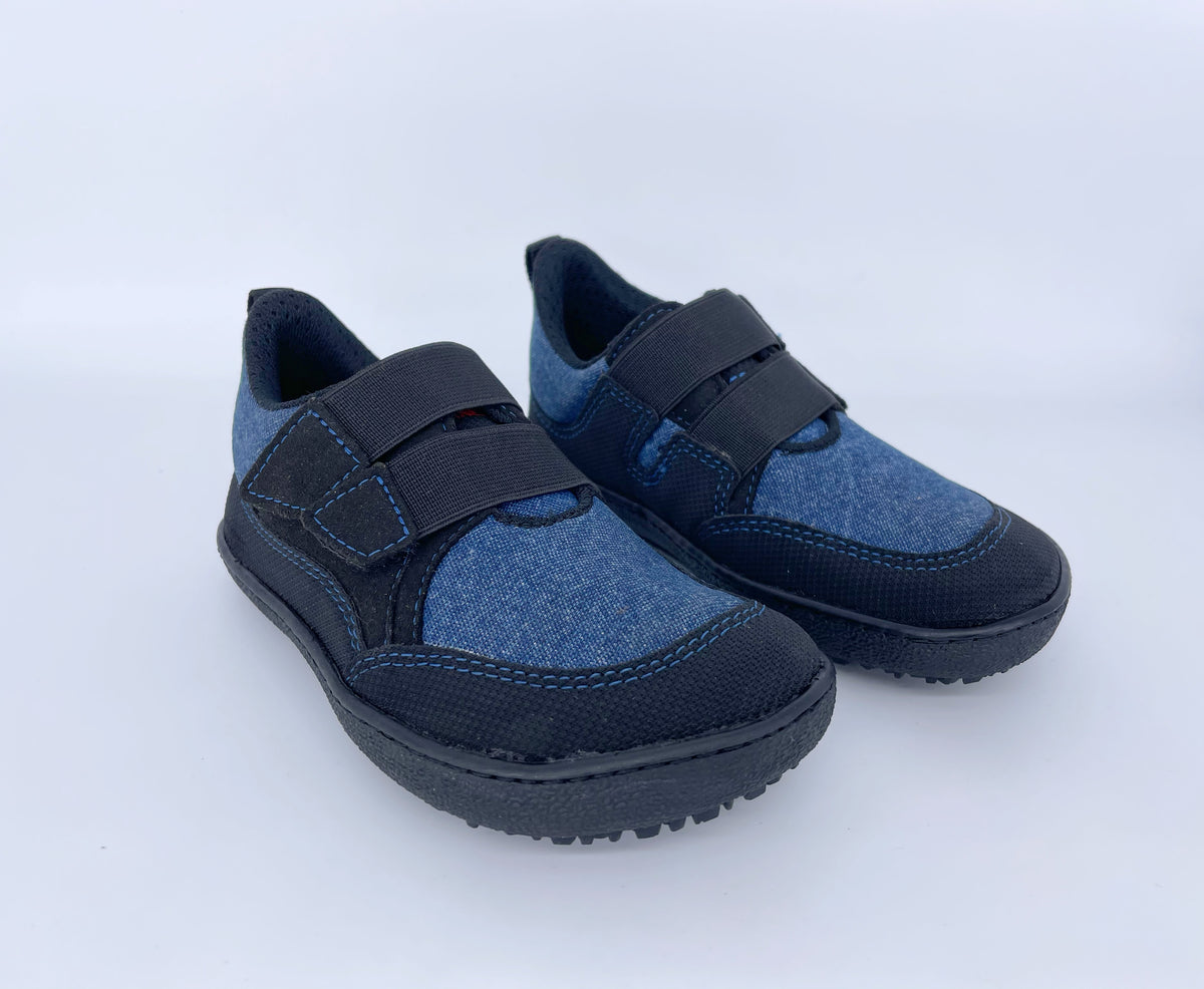 Kinder Barfußschuh, geschlossene Zehen und geschlossener Fersenbereich, Klettverschluss, als Paar, schräge Vorderansicht