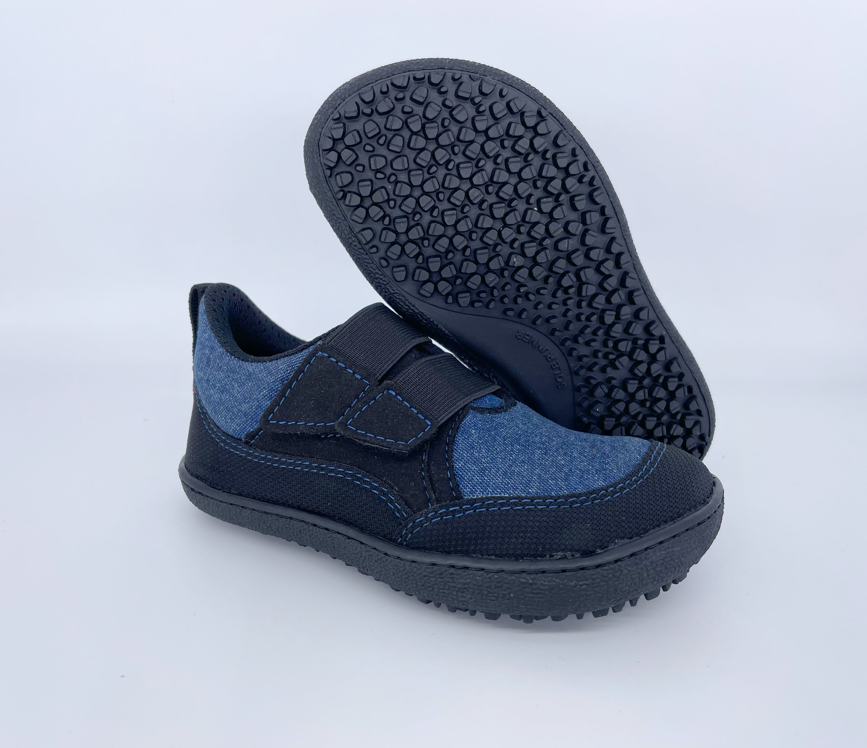 Kinder Barfußschuh, geschlossene Zehen und geschlossener Fersenbereich, Klettverschluss, flexible Sohle mit Profil, Paar, Seitenansicht