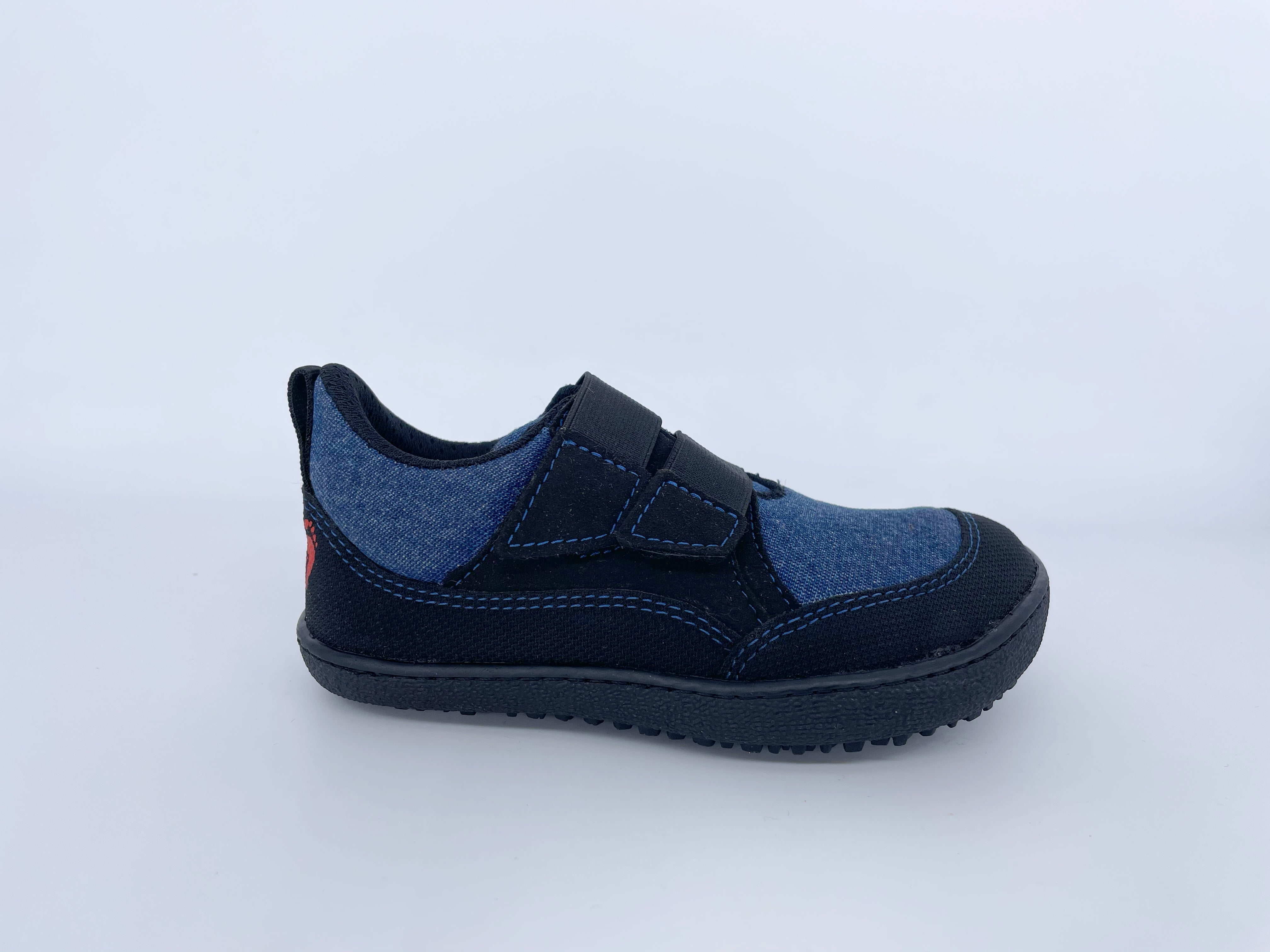 Kinder Barfußschuh, geschlossene Zehen und geschlossener Fersenbereich, Klettverschluss, flexible Sohle mit Profil, einzelner Schuh, Seitenansicht außen