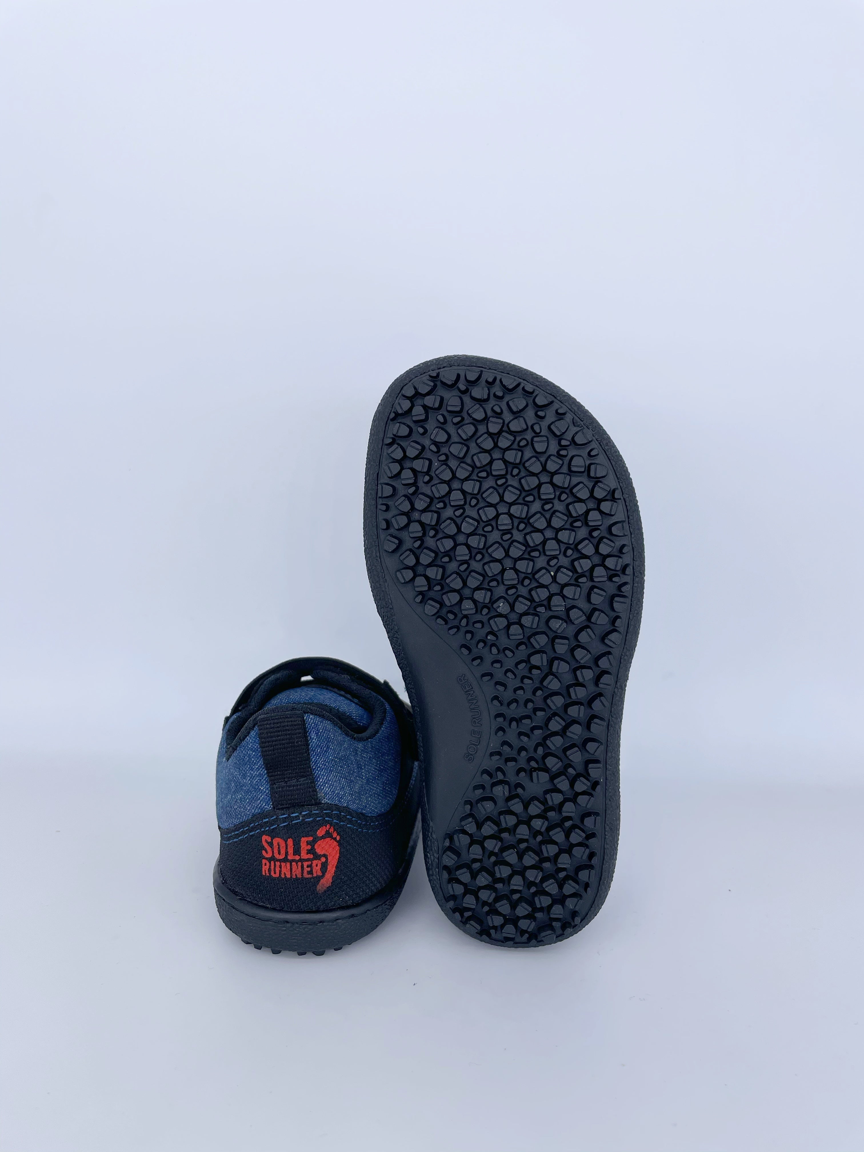 Kinder Barfußschuh, geschlossene Zehen und geschlossener Fersenbereich, Klettverschluss, flexible Sohle mit Profil, Paar, Ansicht von unten und Rückansicht