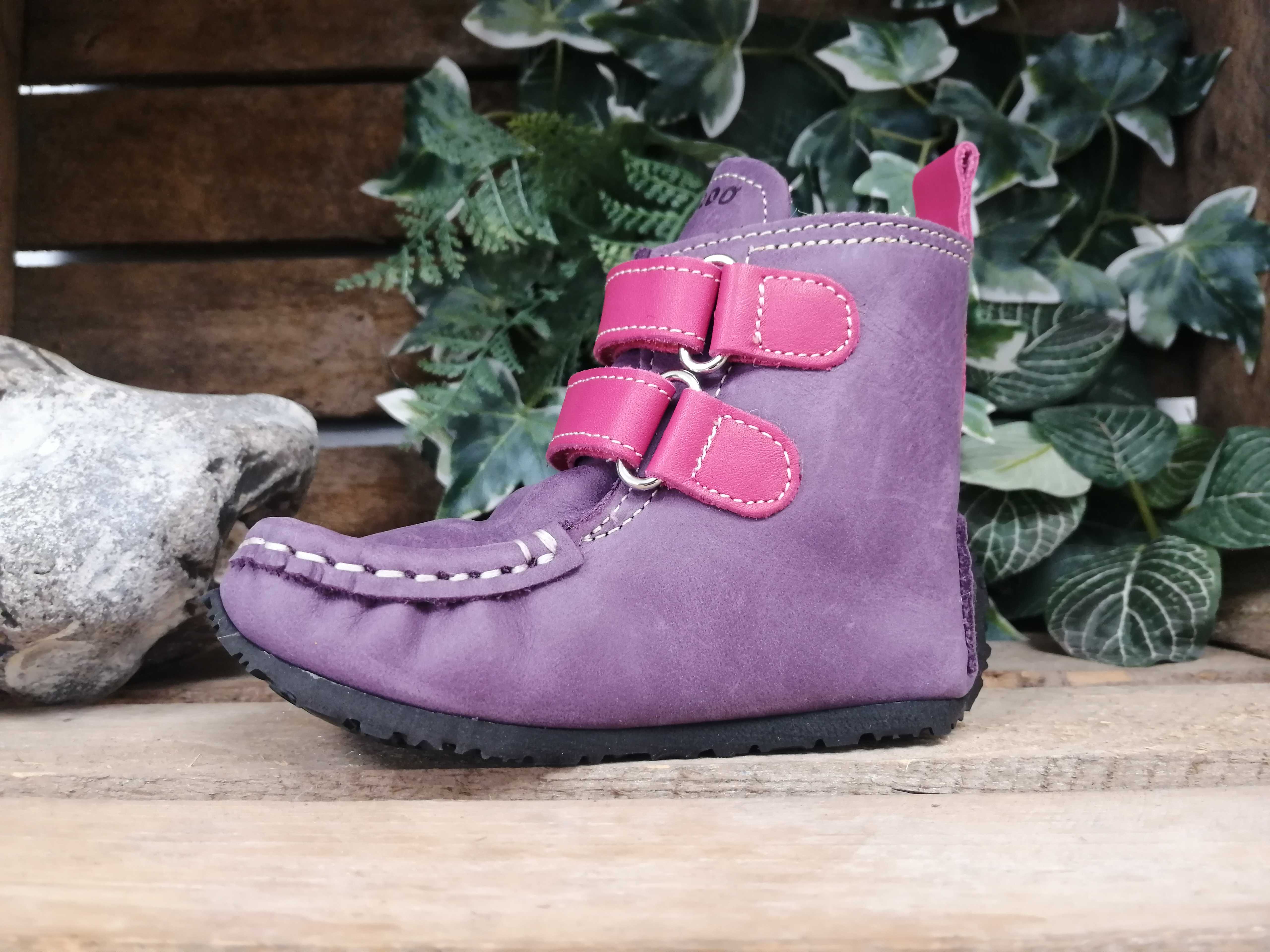 Barfußwinterstiefel für Kinder als einzelner Schuh, breite Zehenbox, geschlossene Zehen, geschlossener Fersenbereich, Klettverschluss, Seitenansicht innen.