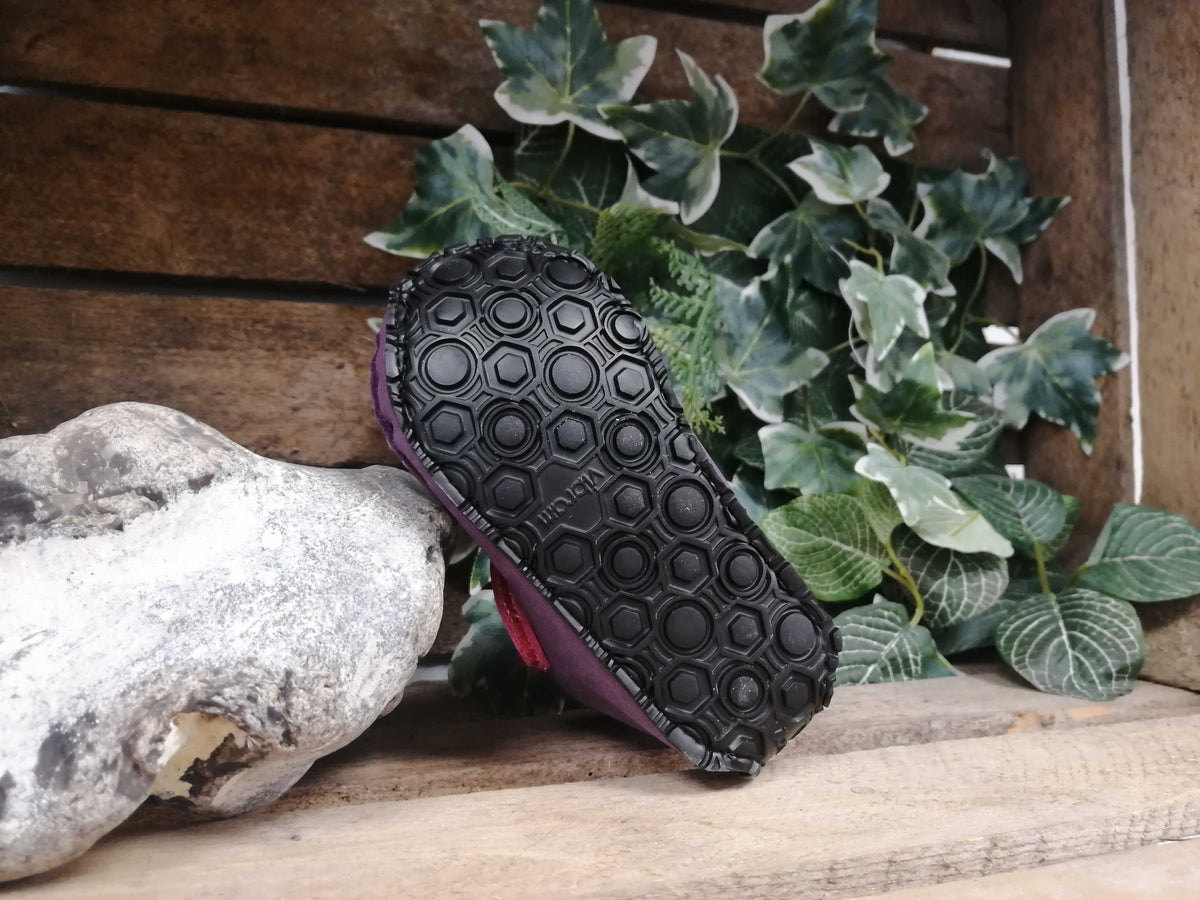 Barfußwinterstiefel für Kinder als einzelner Schuh, flexible Sohle mit Profil, geschlossene Zehen, geschlossener Fersenbereich, Ansicht von unten.