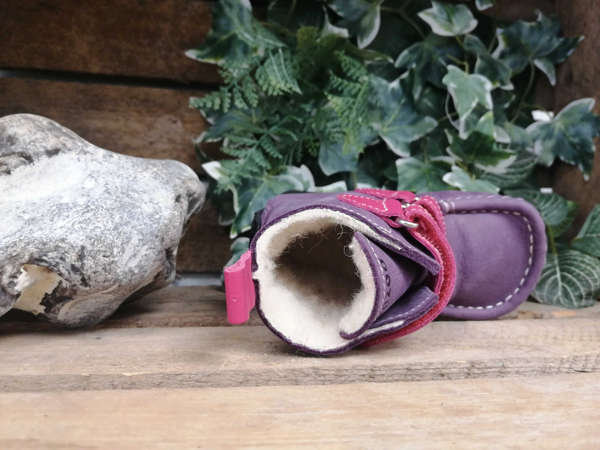 Barfußwinterstiefel für Kinder als einzelner Schuh, offene Schaftansicht mit sichtbarem Innenraum, geschlossene Zehen, geschlossener Fersenbereich, Draufsicht.