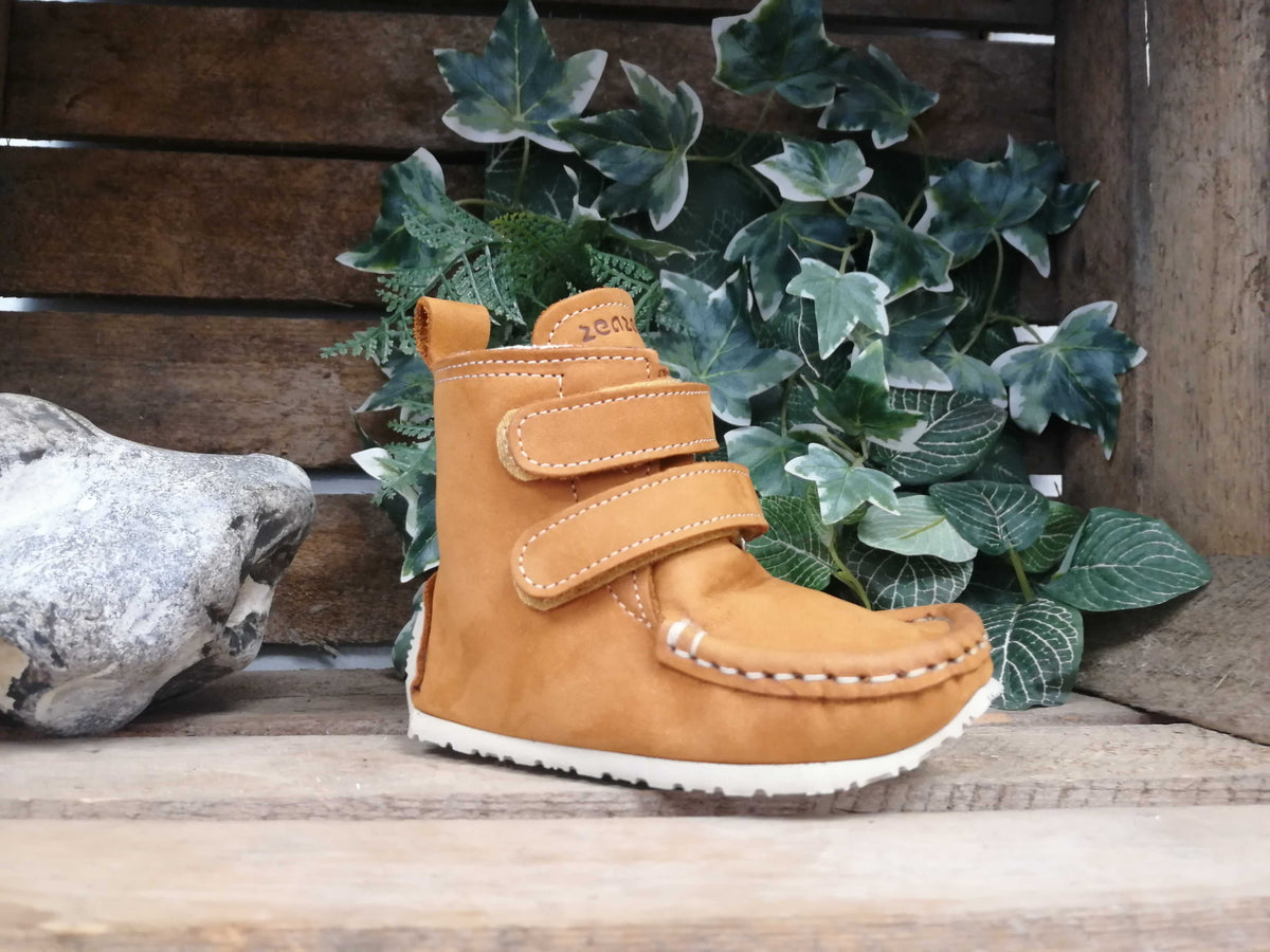 Barfußwinterstiefel für Kinder als einzelner Schuh, breite Zehenbox, geschlossene Zehen, geschlossener Fersenbereich, Klettverschluss, Seitenansicht außen.