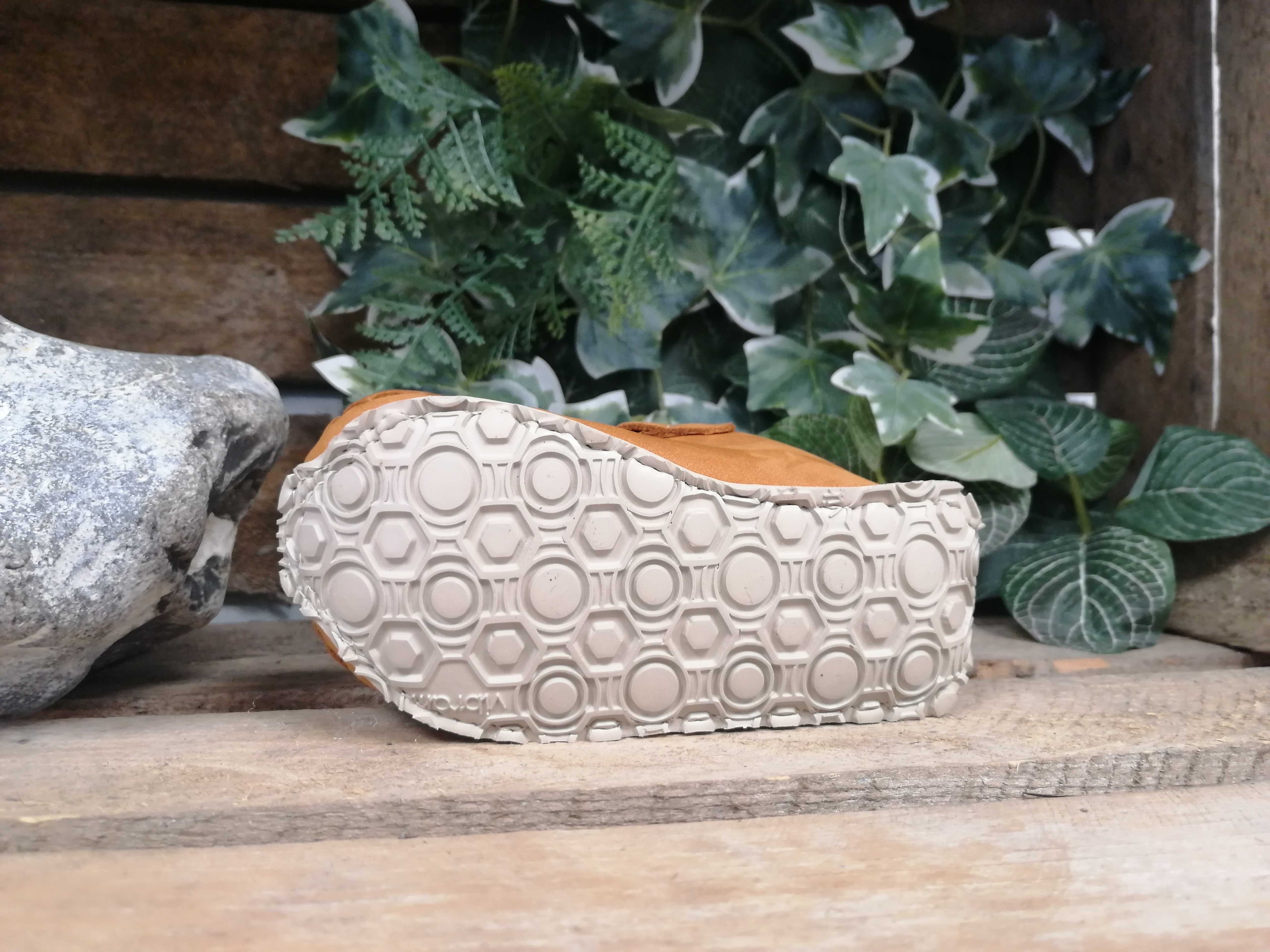 Barfußwinterstiefel für Kinder als einzelner Schuh, flexible Sohle mit Profil, geschlossene Zehen, geschlossener Fersenbereich, Ansicht von unten.