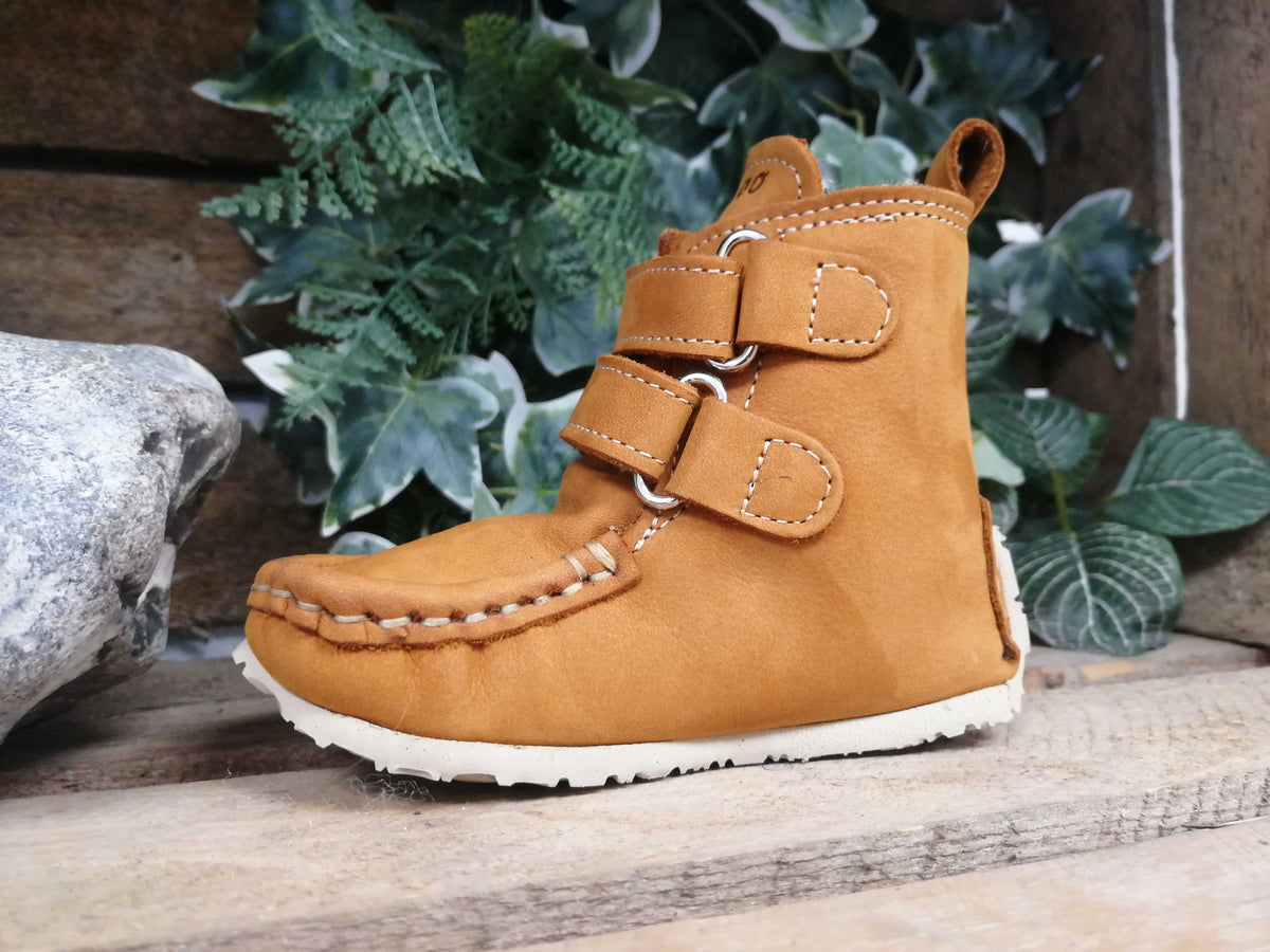 Barfußwinterstiefel für Kinder als einzelner Schuh, breite Zehenbox, geschlossene Zehen, geschlossener Fersenbereich, Klettverschluss, Seitenansicht innen.