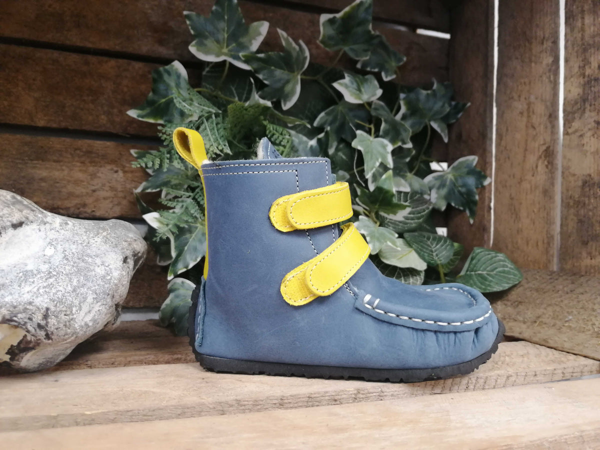 Barfußwinterstiefel für Kinder, breite Zehenbox, geschlossene Zehen, geschlossener Fersenbereich, Klettverschluss, Seitenansicht außen.