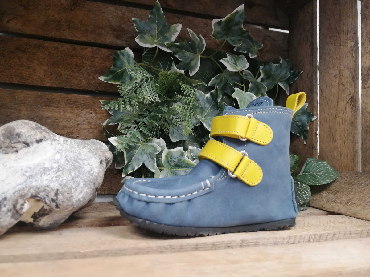 Barfußwinterstiefel für Kinder als einzelner Schuh, geschlossene Zehen, geschlossener Fersenbereich, Klettverschluss, Seitenansicht innen.