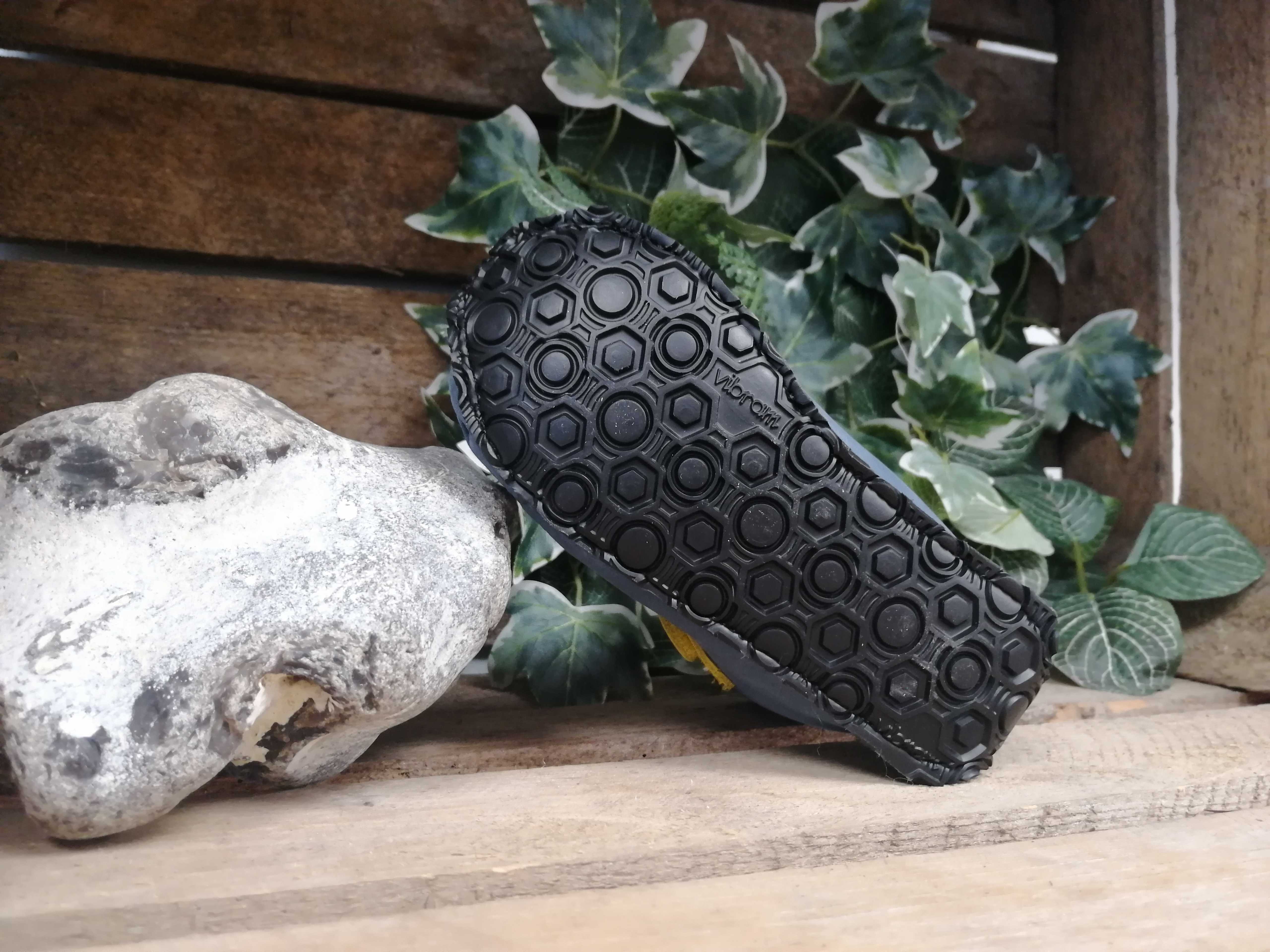 Barfußwinterstiefel für Kinder als einzelner Schuh, flexible Sohle mit Profil, geschlossene Zehen, geschlossener Fersenbereich, Ansicht von unten.