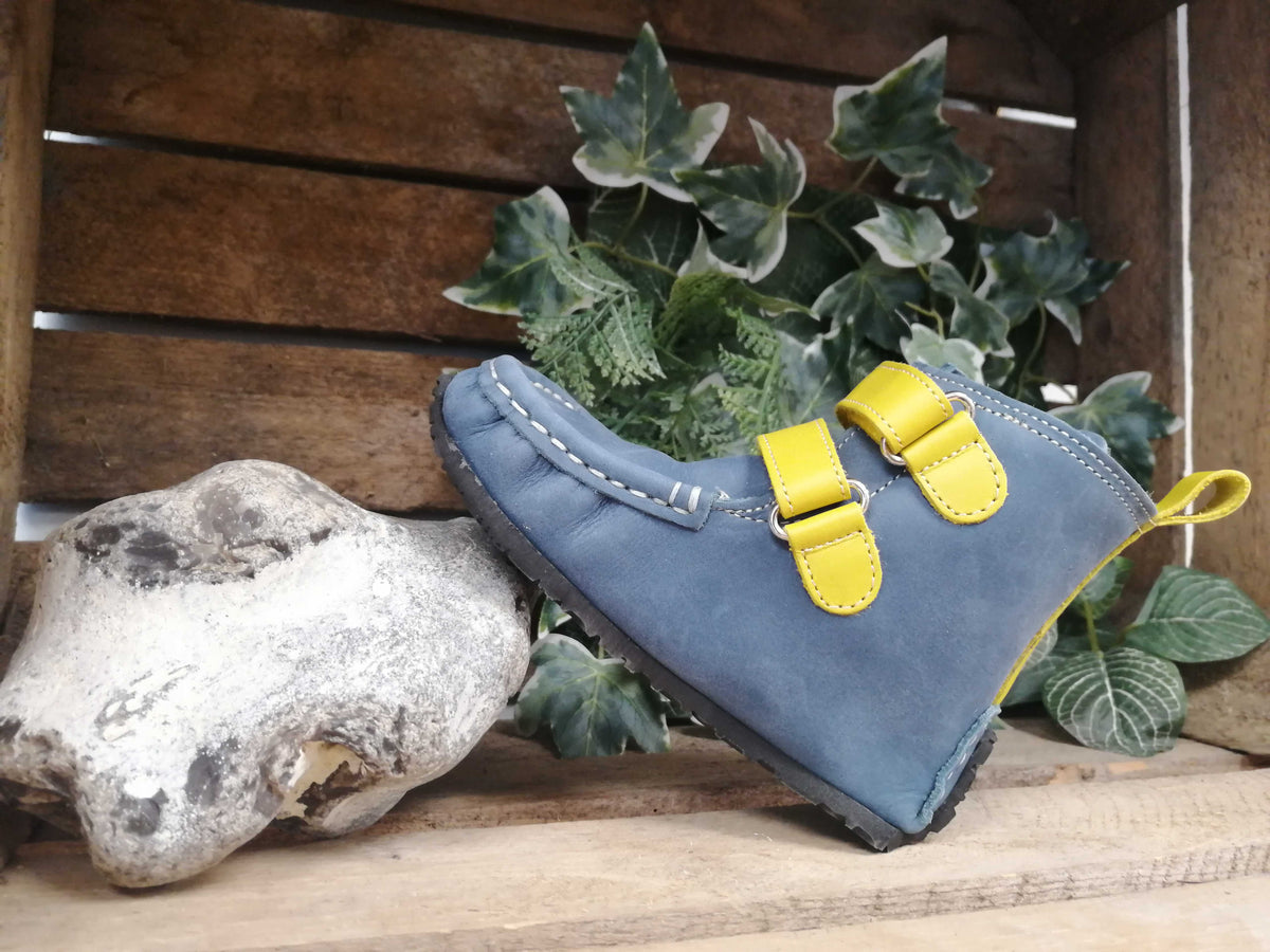 Barfußwinterstiefel für Kinder als einzelner Schuh, breite Zehenbox, geschlossene Zehen, geschlossener Fersenbereich, Klettverschluss, Seitenansicht innen