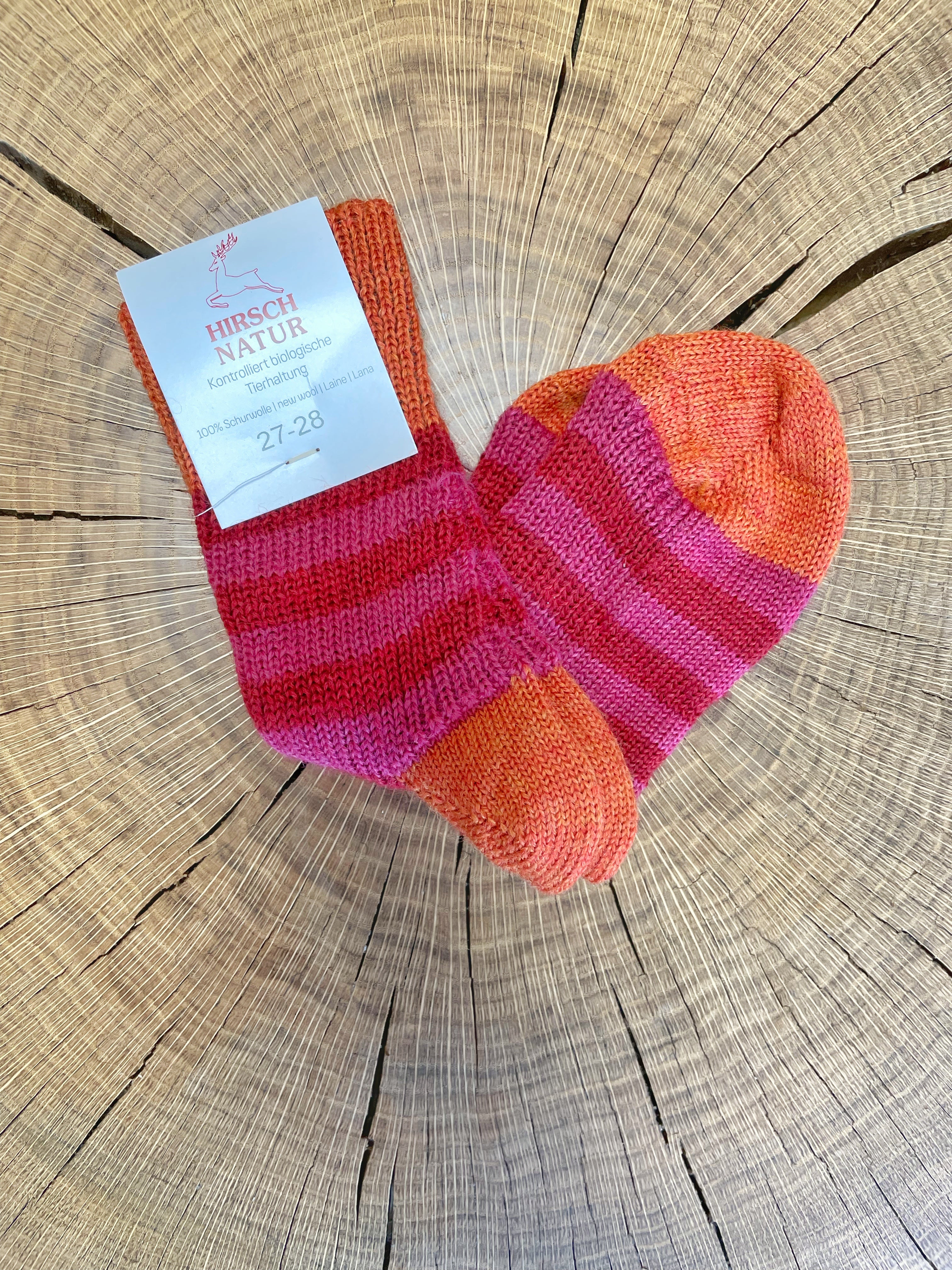 Socken ohne separate Zehen, wadenhoher Schaft, elastischer Bund, gestreiftes Strickmuster, verstärkter Fersen- und Zehenbereich, schräge Vorderansicht