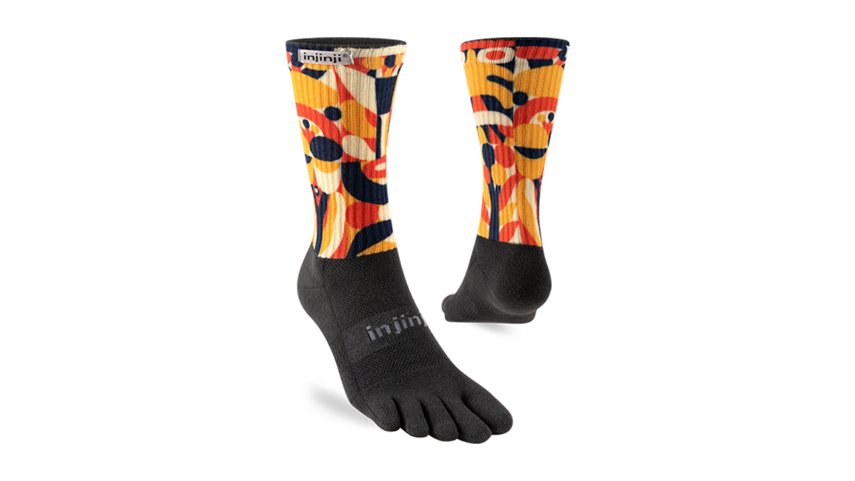 Zehensocken für Erwachsene mit getrennten Zehen und hohem Schaft, als Paar dargestellt, schräge Vorderansicht und Rückansicht
