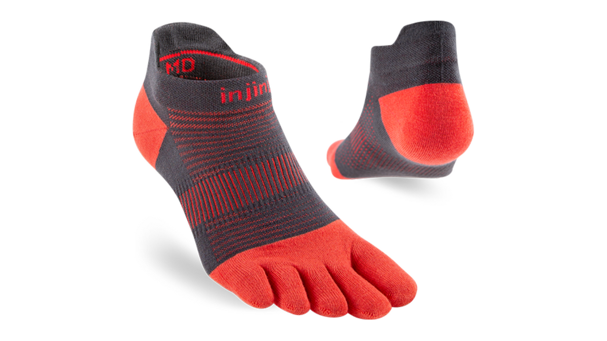 Zehensocken für Erwachsene mit getrennten Zehen und kurzem Schaft, als Paar dargestellt, schräge Vorderansicht und Rückansicht