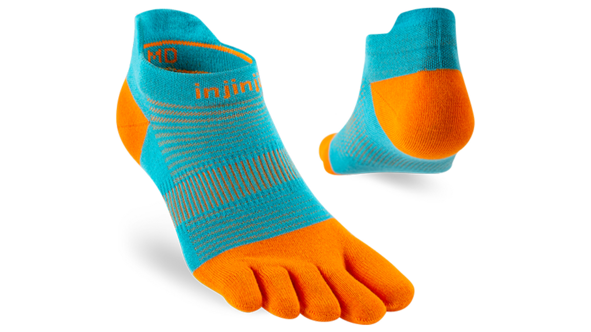 Zehensocken für Erwachsene mit getrennten Zehen und kurzem Schaft, als Paar dargestellt, schräge Vorderansicht und Rückansicht