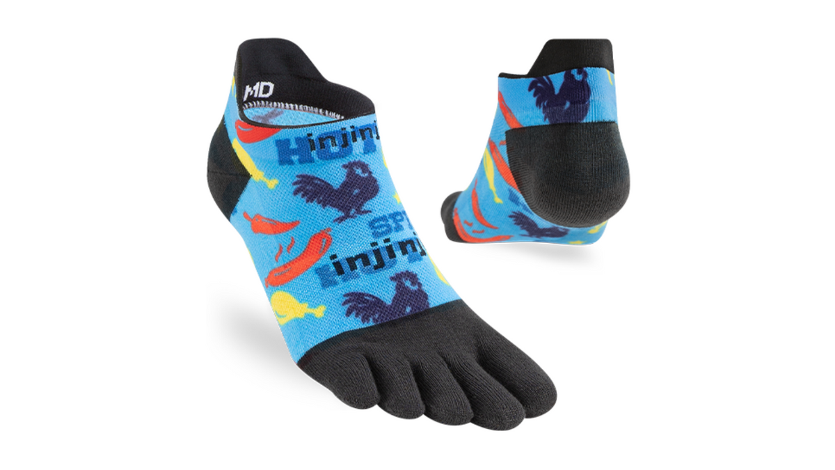 Zehensocken für Erwachsene mit getrennten Zehen und kurzem Schaft, als Paar dargestellt, schräge Vorderansicht und Rückansicht