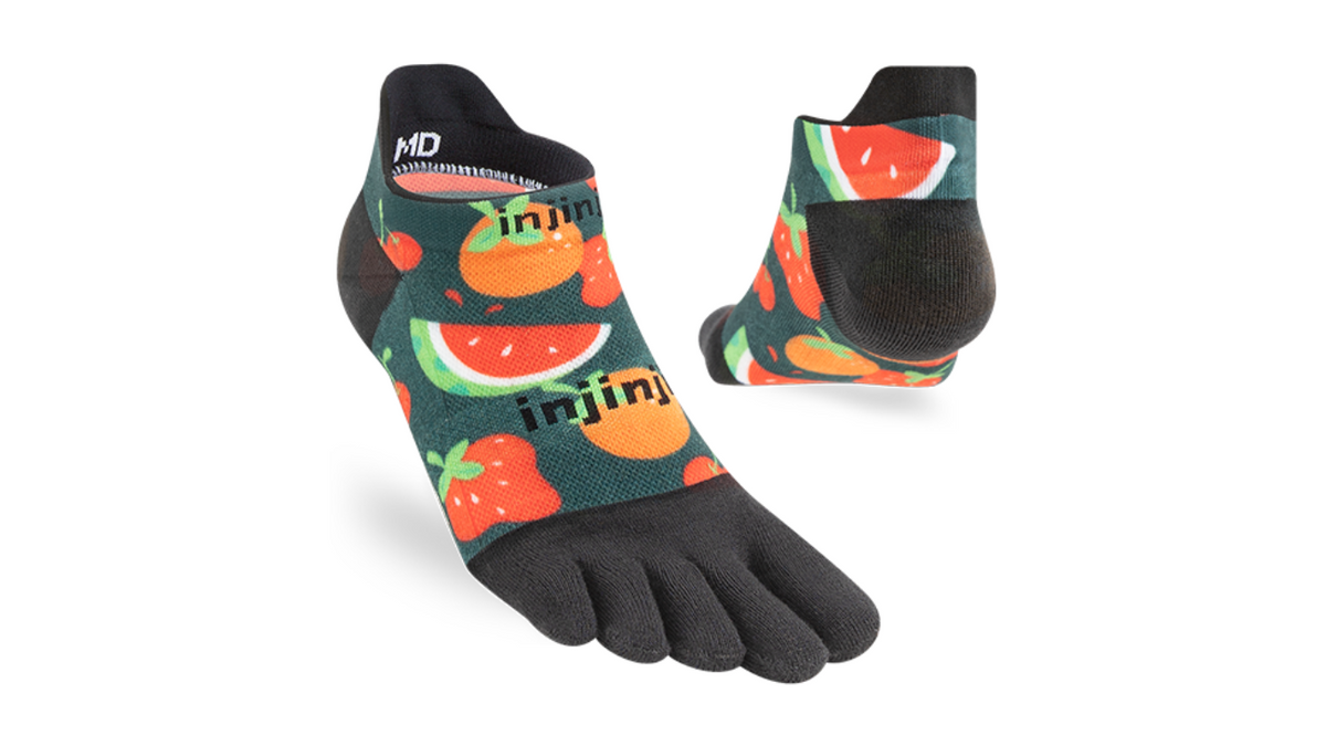 Zehensocken für Erwachsene mit getrennten Zehen und kurzem Schaft, als Paar dargestellt, schräge Vorderansicht und Rückansicht