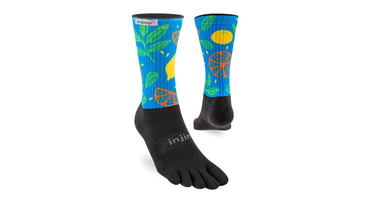 Wadenlange Zehensocken als Paar mit fünf Zehen, schräge Vorderansicht.