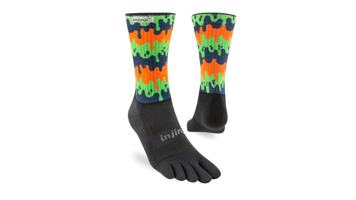 Wadenlange Zehensocken als Paar mit fünf Zehen, schräge Vorderansicht.