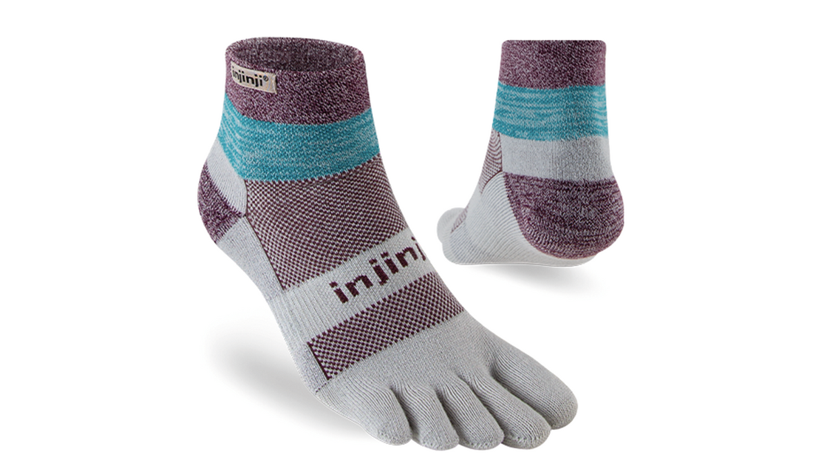 Zehensocken mit getrennten Zehen und elastischem Bündchen, kurzer Schaft, schräge Vorderansicht als Paar
