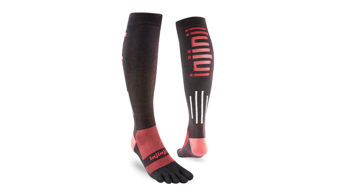 Zehensocken mit fünf separaten Zehenfächern und langem Schaft bis unter das Knie, elastisches Bündchen, gestrickte Struktur im Fußbereich, Paar in schräger Vorderansicht