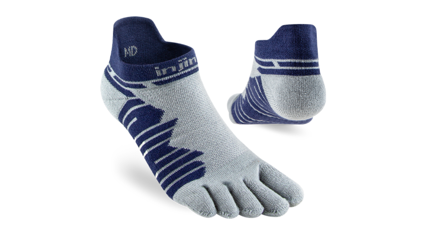 Zehensocken mit fünf separaten Zehenfächern und niedrigem Schaft unter dem Knöchel, elastisches Bündchen, gestrickte Struktur im Fußbereich, Paar in schräger Vorderansicht