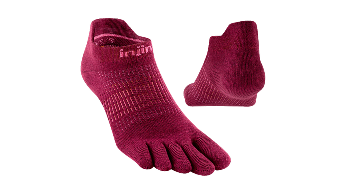 Zehensocken mit fünf separaten Zehenfächern und sehr niedrigem Schaft unter dem Knöchel, elastisches Bündchen, gestrickte Struktur im Fußbereich, Paar in schräger Vorderansicht
