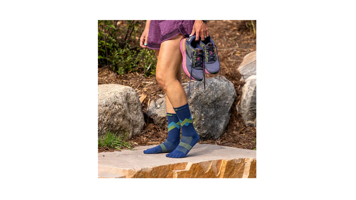 Wadenlange Zehensocken getragen beim Outdoor-Einsatz, Detailansicht.