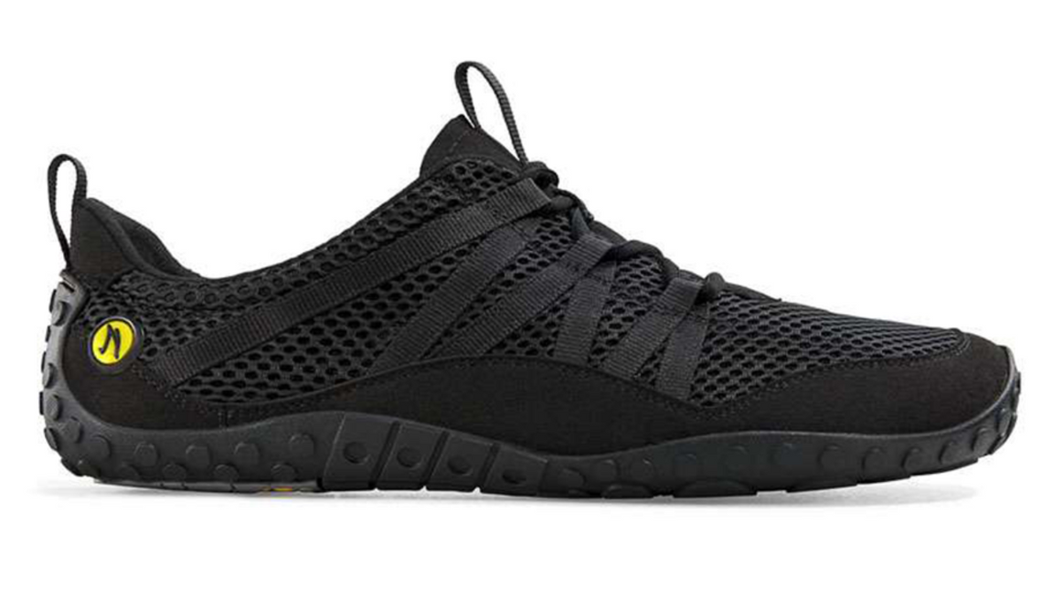 Barfußschuh mit Schnürsenkeln, geschlossener Zehenbox und geschlossenem Fersenbereich, flexible profilierte Sohle, Seitenansicht außen