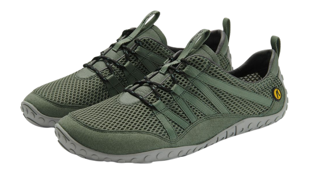 Barfußschuh mit Schnürsenkeln, geschlossener Zehenbox und geschlossenem Fersenbereich, flexible profilierte Sohle, schräge Vorderansicht als Paar