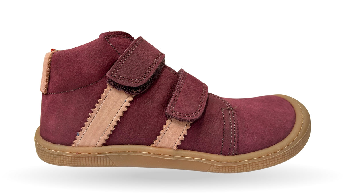 Kinder-Barfußschuh mit breiter Zehenbox, geschlossenem Zehenbereich, geschlossener Ferse, Klettverschluss, flacher flexibler Sohle, Seitenansicht außen.
