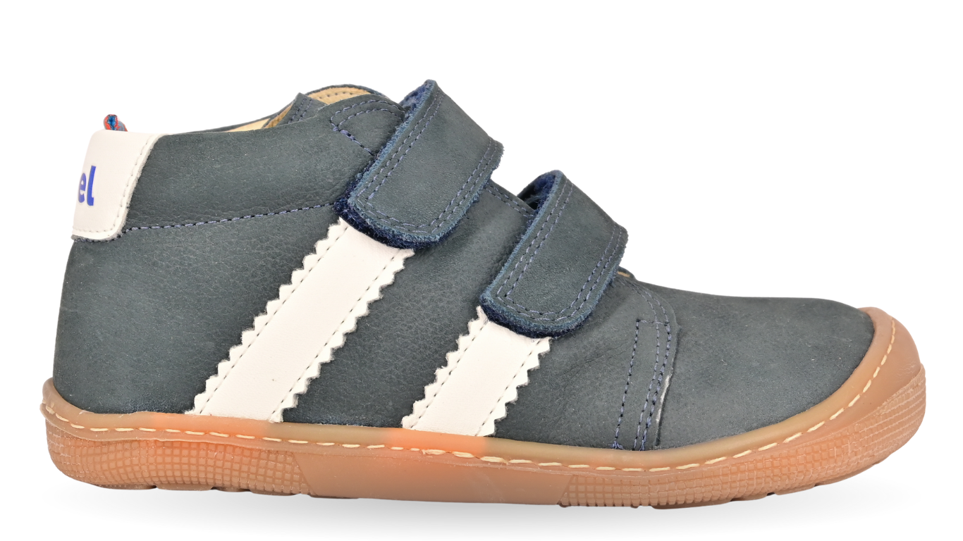 Barfußschuh für Kinder mit zwei Klettverschlüssen, breiter Zehenbox und geschlossenem Fersenbereich, Seitenansicht außen