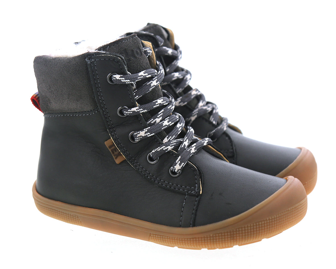 Barfußwinterstiefel für Kinder mit Schnürung, breiter Zehenbox und geschlossenem Schaft als Paar, schräge Vorderansicht