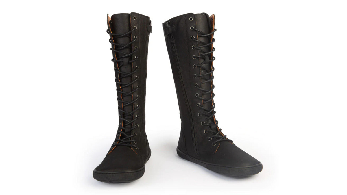 Barfußstiefel für Erwachsene mit Schnürung und geschlossenem Schaft als Paar, schräge Vorderansicht