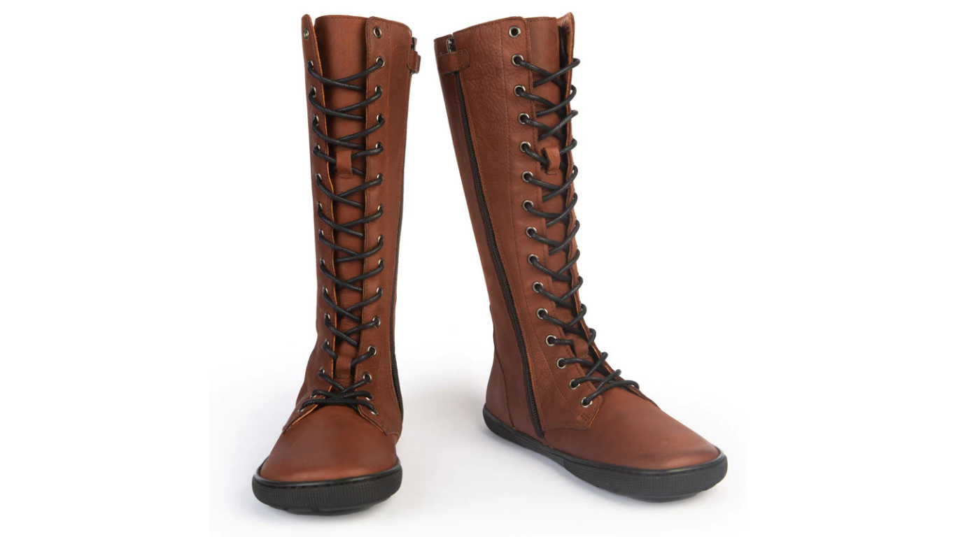 Barfußstiefel für Erwachsene mit Schnürung und geschlossenem Schaft als Paar, schräge Vorderansicht