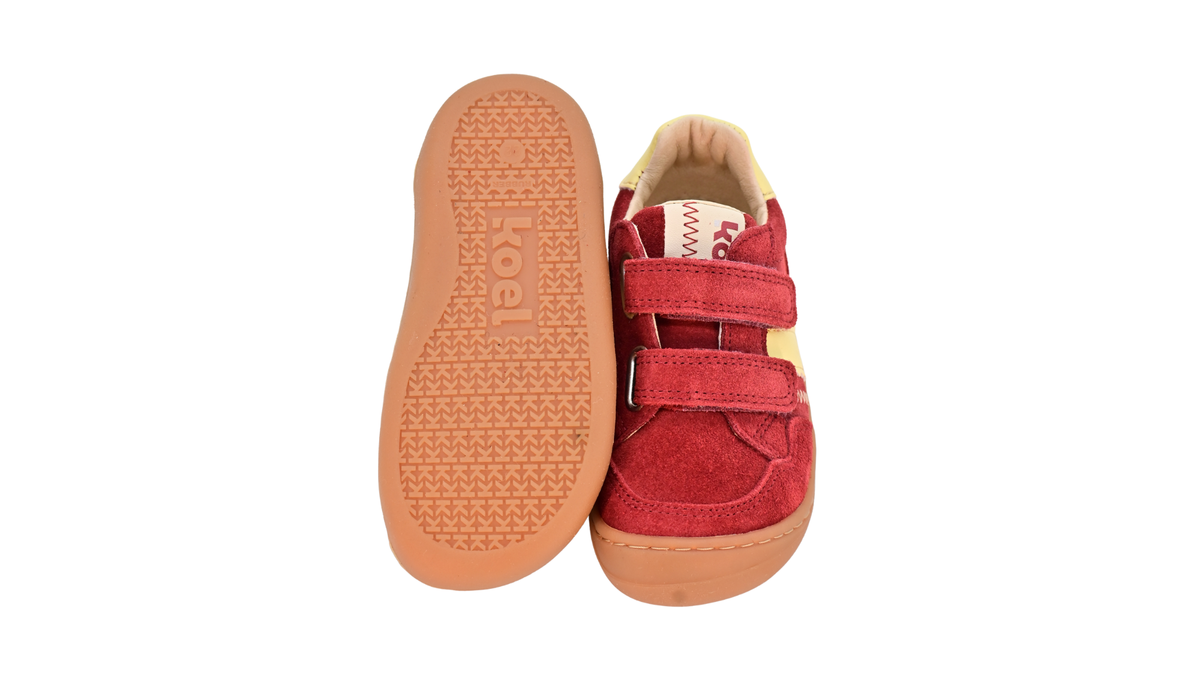 Barfußschuh für Kinder, geschlossene Zehenpartie, geschlossener Fersenbereich, zwei Klettverschlüsse, seitliche Streifen, Ziernähte im Seitenbereich, flache Sohle, Ansicht von unten und Draufsicht als Paar