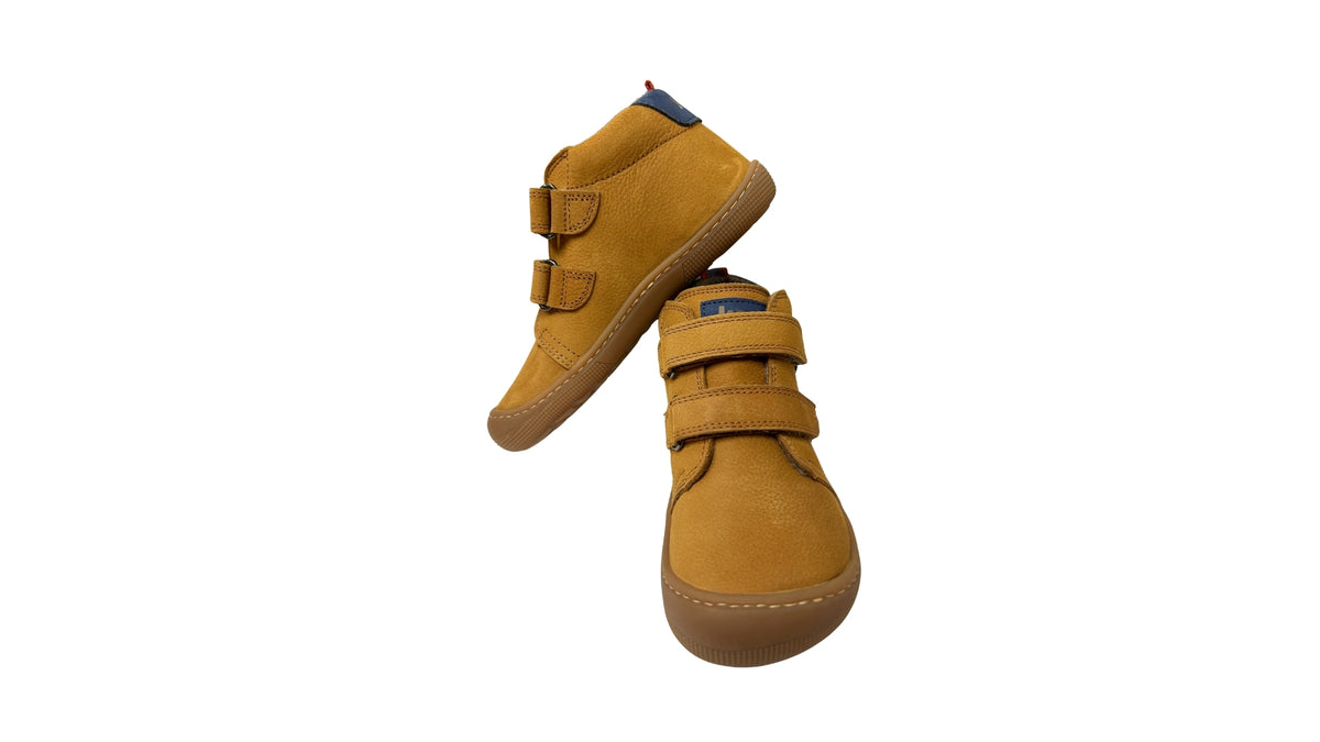 Kinder-Barfußschuh als Paar mit breiter Zehenbox, geschlossenem Zehenbereich, geschlossener Ferse, Klettverschluss, flacher flexibler Sohle, schräge Vorderansicht.