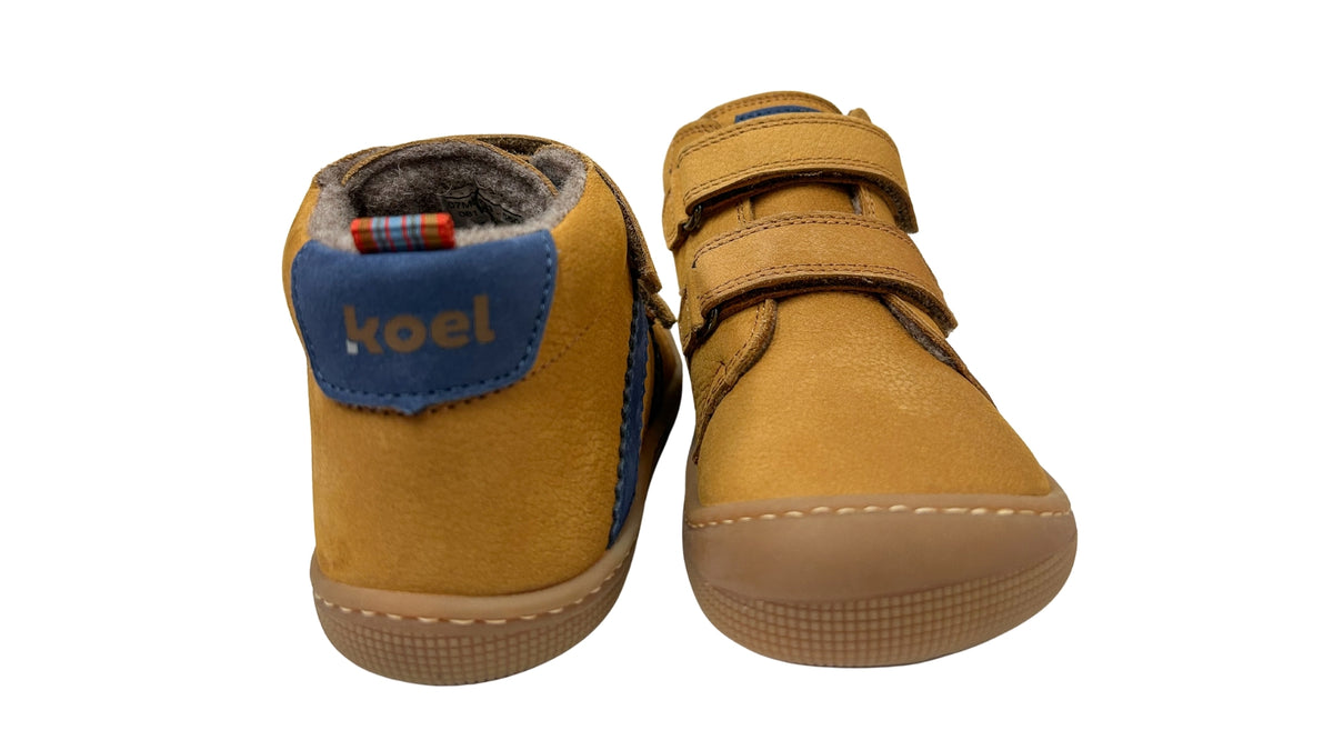 Kinder-Barfußschuh als Paar mit geschlossener Ferse, Klettverschluss und flacher flexibler Sohle, Rückansicht.