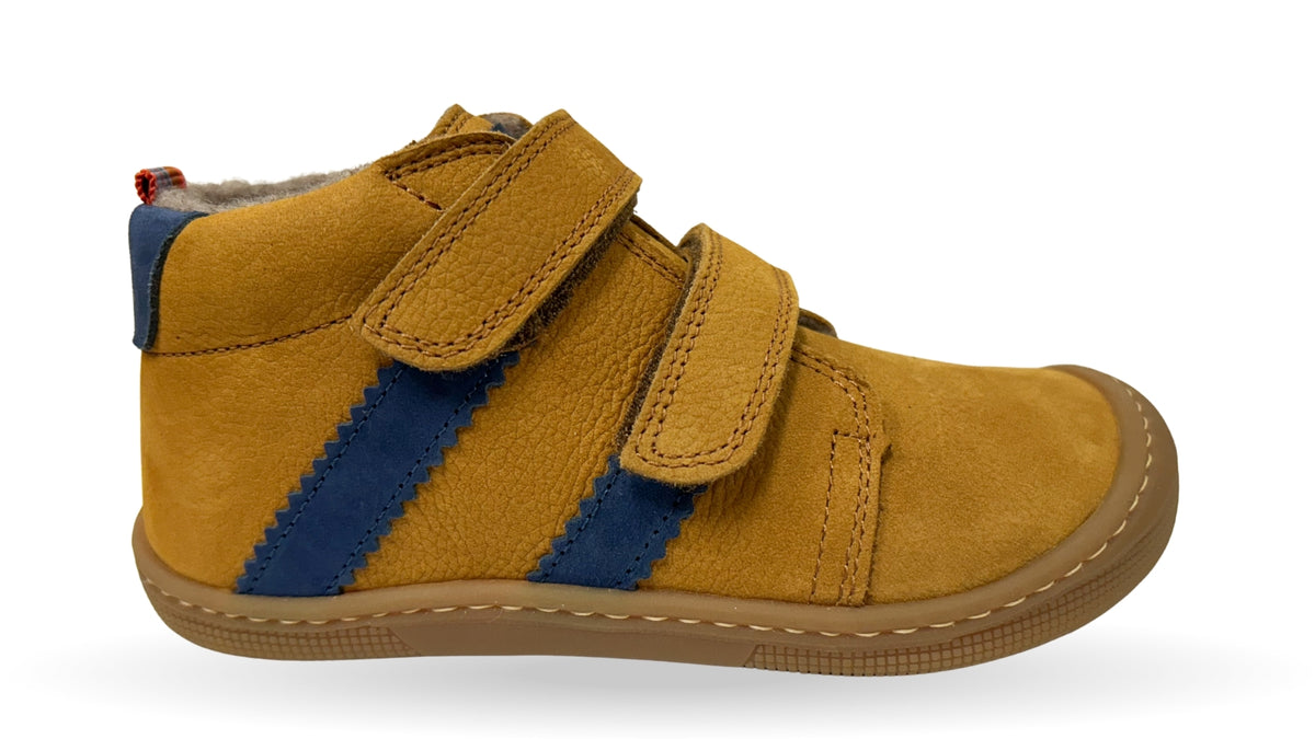 Kinder-Barfußschuh mit breiter Zehenbox, geschlossenem Zehenbereich, geschlossener Ferse, Klettverschluss, flacher flexibler Sohle, Seitenansicht außen.