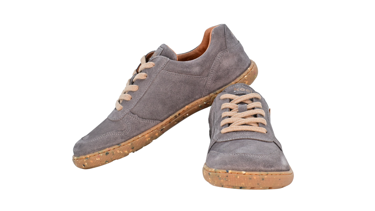 Barfußschuh für Erwachsene, geschlossene Zehenpartie, geschlossener Fersenbereich, Schnürung, Ziernähte im Seitenbereich, flache Sohle, Vorder- und Seitenansicht als Paar