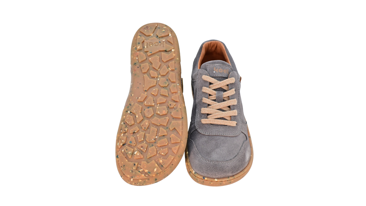 Barfußschuh für Erwachsene, geschlossene Zehenpartie, geschlossener Fersenbereich, Schnürung, Ziernähte im Seitenbereich, flache Sohle, Ansicht von unten und Draufsicht als Paar