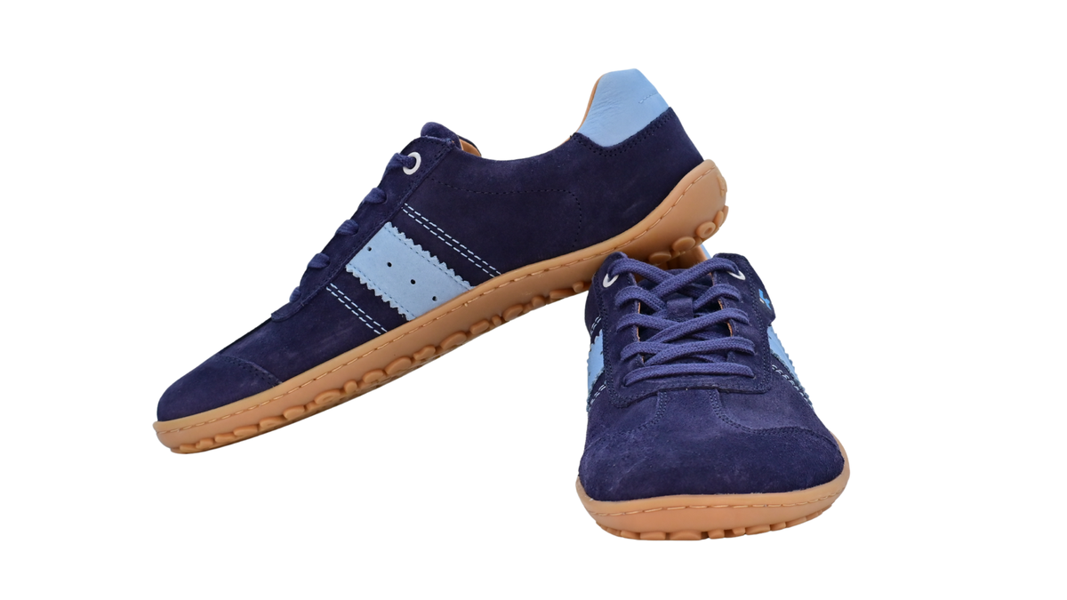 Barfußschuh für Erwachsene, geschlossene Zehenpartie, geschlossener Fersenbereich, Schnürung, seitlicher Streifen mit Perforation, flache Sohle, Seiten- und Vorderansicht, Paar