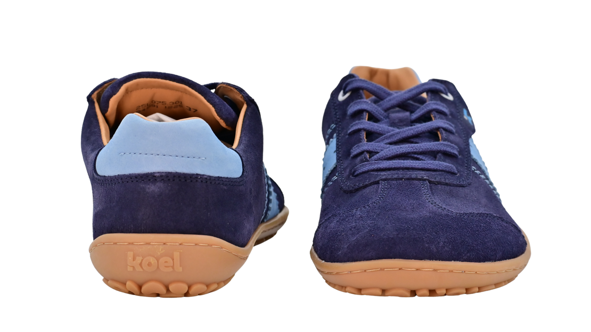 Barfußschuh für Erwachsene, geschlossene Zehenpartie, geschlossener Fersenbereich, Schnürung, seitlicher Streifen mit Perforation, flache Sohle, Vorder- und Rückansicht, Paar