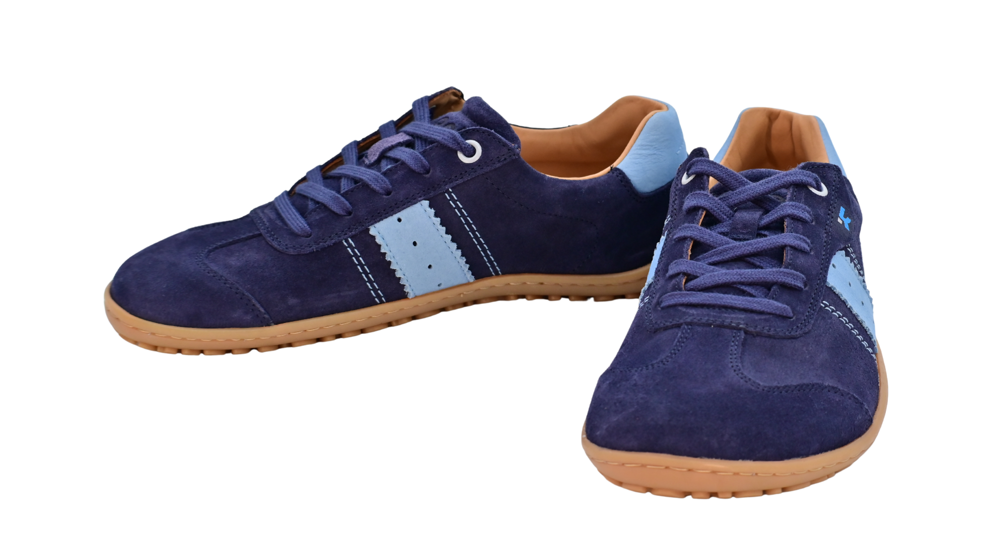 Barfußschuh für Erwachsene, geschlossene Zehenpartie, geschlossener Fersenbereich, Schnürung, seitlicher Streifen mit Perforation, flache Sohle, Seiten- und Vorderansicht, Paar