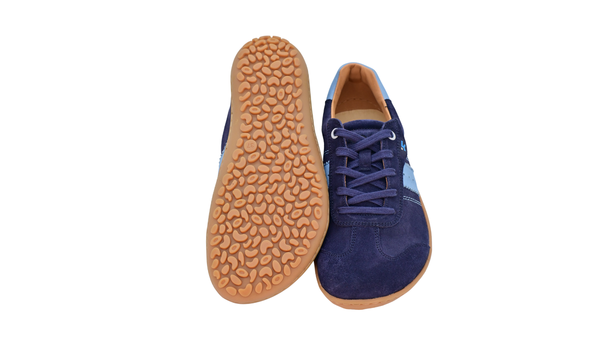 Barfußschuh für Erwachsene, geschlossene Zehenpartie, geschlossener Fersenbereich, Schnürung, seitlicher Streifen mit Perforation, flache Sohle, Ansicht von unten und Draufsicht, Paar